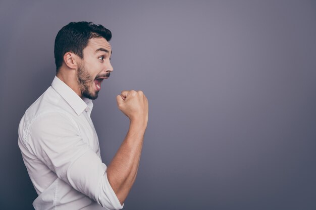 De profielfoto van de gekke macho bedrijfsmens heft handvuist op vier succes