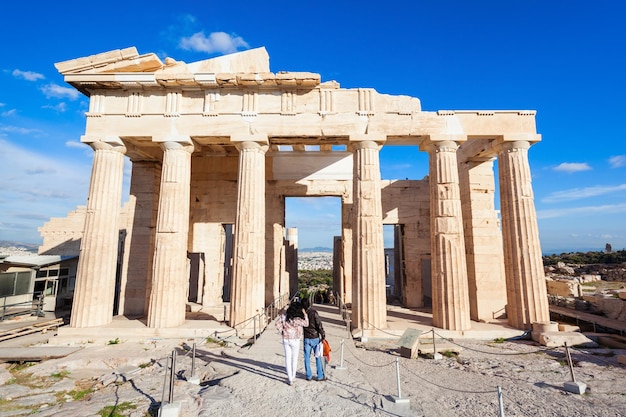 De Propylaea, propylea of propylaia die de ingang van de Akropolis in Athene bedient. De Akropolis is een oude citadel in de stad Athene.
