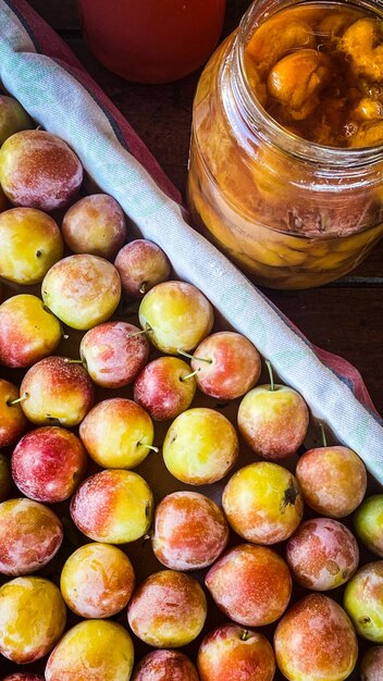 Foto de pruimen uit de boomgaard zijn perfect voor consumptie of zelfgemaakte jam