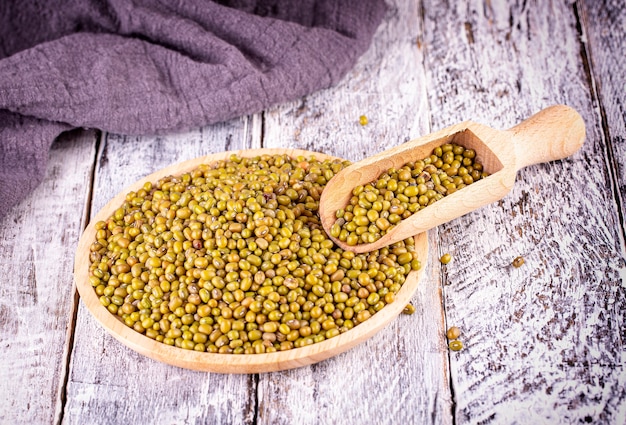 De puree, vegetariërs eten in kom op oude houten tafel