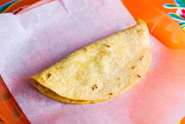De quesadilla is een mexicaans gerecht dat bestaat uit een maïs- of tarwetortilla, dubbelgevouwen en gevuld.