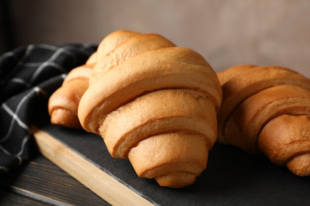 De raad met croissants op houten lijst met handdoek, sluit omhoog