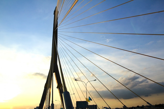 De Rama VIII-brug over de Chao Praya-rivier bij zonsondergang in Bangkok