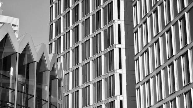 De ramen van een modern gebouw voor kantoren Zakelijke gebouwen architectuur Zwart en wit