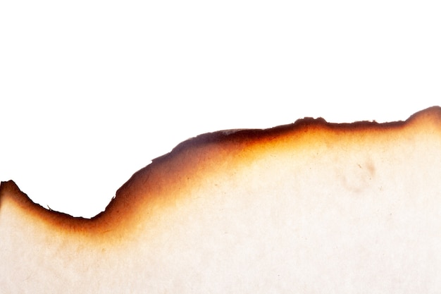 Foto de rand van het verbrande papier is geïsoleerd op een witte achtergrond. hoge kwaliteit foto