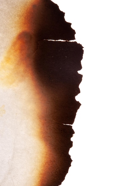 De rand van het verbrande papier is geïsoleerd op een witte achtergrond. Hoge kwaliteit foto