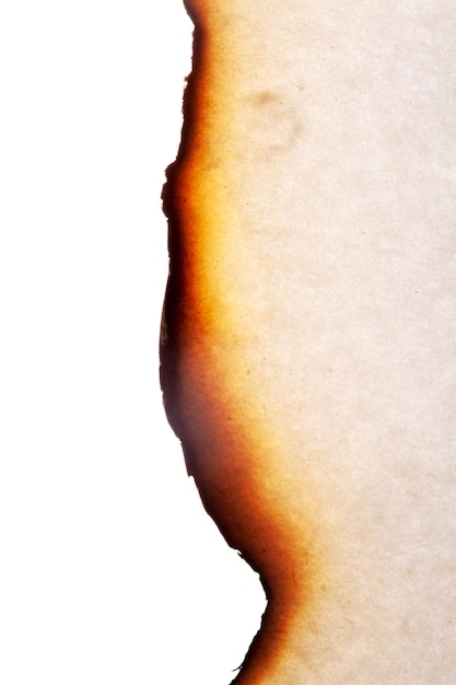 De rand van het verbrande papier is geïsoleerd op een witte achtergrond. Hoge kwaliteit foto