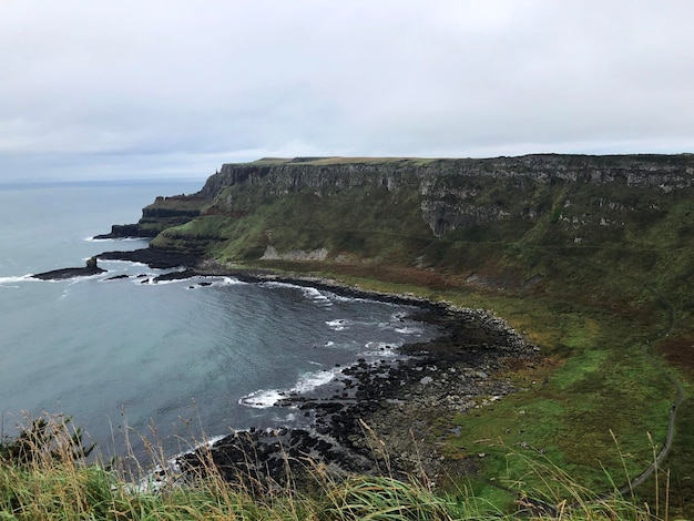 De rand van Noord-Ierland, in de buurt van The Giant's Causeway en Bushmills, Groot-Brittannië