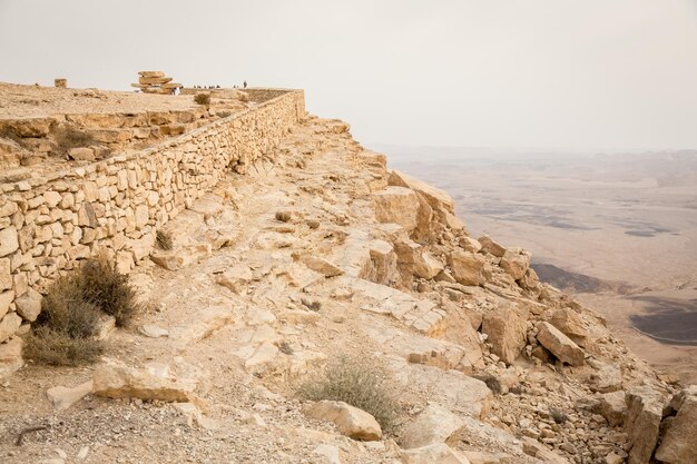 De rand van Ramon Crater in de Negev-woestijn in Mitzpe Ramon, Israël