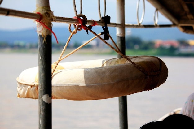 De reddingsboei hangt op de boot