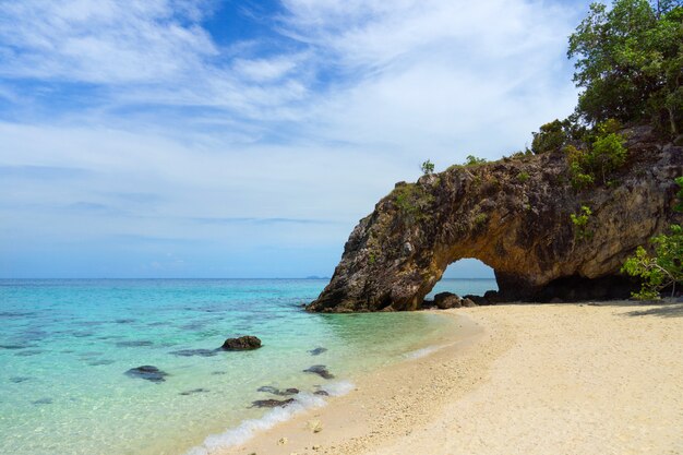 De reis van Thailand met mooie overzees bij het Eiland van koh Khai, het Nationale Park van Tarutao, Satun-Provincie, Thailand