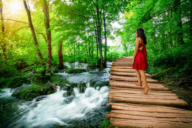 De reiziger loopt op weg in Plitvice-Meren, Kroatië.