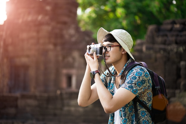 De Reiziger van de jonge Mensenfotograaf met rugzak die foto nemen