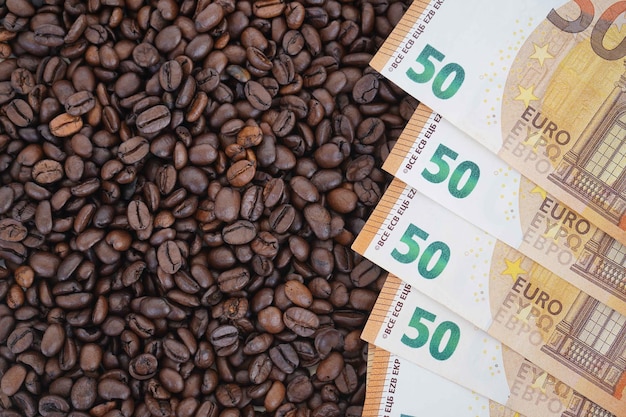 De rekeningen van 50 euro staan op gebrande koffiebonen Het concept van stijgende voedselprijzen de wereldwijde voedselcrisis