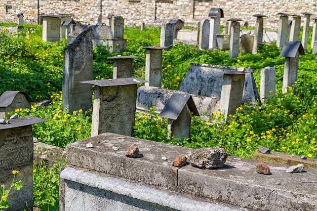 Foto de remuh-begraafplaats in krakau, polen is een joodse begraafplaats die in 1535 werd opgericht. het bevindt zich naast de remuh-synagoge