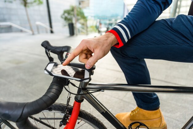 De renner van de voedselbezorgdienst bezorgt voedsel aan clints met de fiets