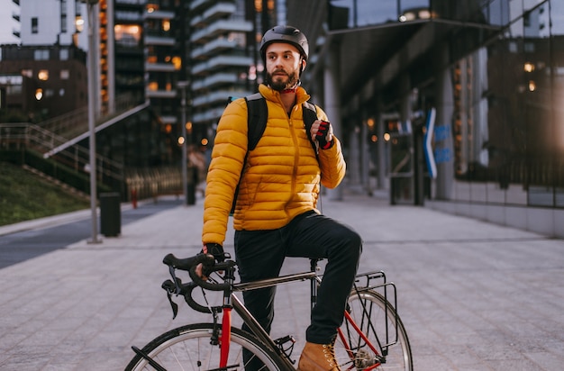 De renner van de voedselleveringsdienst die voedsel met fiets bezorgen