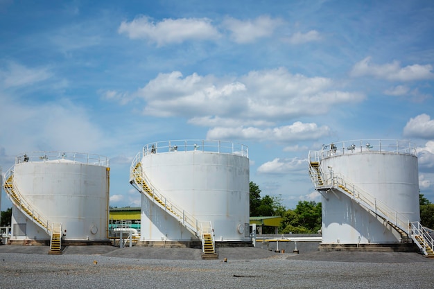 De rij kleine witte tanks voor benzinestation en raffinaderij-reserveonderdeel.