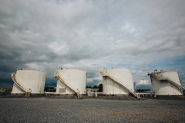 De rij kleine witte tanks voor benzinestation en raffinaderij-reserveonderdeel.