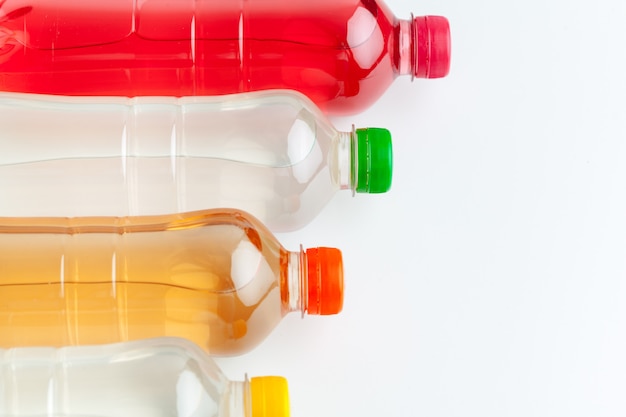 De rijen van kleurrijke drank plastic flessen sluiten omhoog