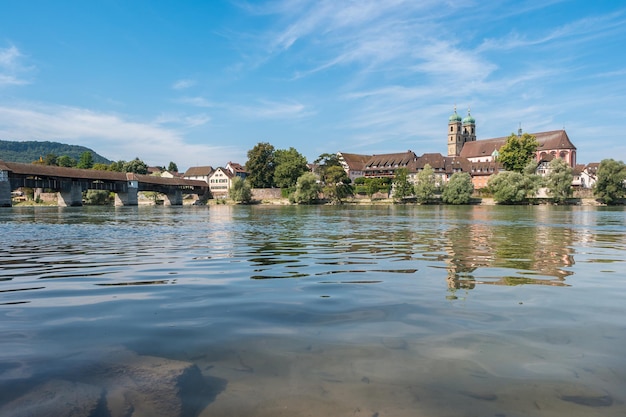De Rijn met de historische houten brug en Fridolins minster in Bad Saeckingen in de zomer, Zwarte Woud, Baden-Wurttemberg, Duitsland, Europa