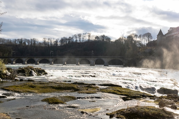 De Rijn valt in Schaffhausen, Zwitserland.