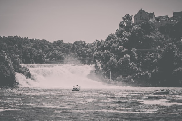 De Rijnwaterval is de grootste waterval van Europa in Schaffhausen, Zwitserland. Zomerlandschap, zonneschijn, blauwe lucht en zonnige dag