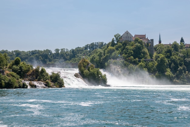 De Rijnwaterval is de grootste waterval van Europa in Schaffhausen, Zwitserland. Zomerlandschap, zonneschijn, blauwe lucht en zonnige dag