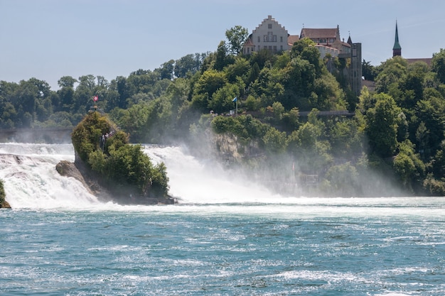 De Rijnwaterval is de grootste waterval van Europa in Schaffhausen, Zwitserland. Zomerlandschap, zonneschijn, blauwe lucht en zonnige dag