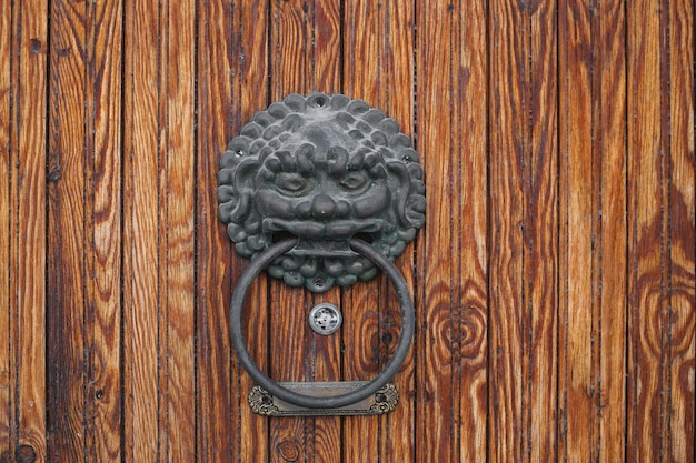 De ring van een oude middeleeuwse deur
