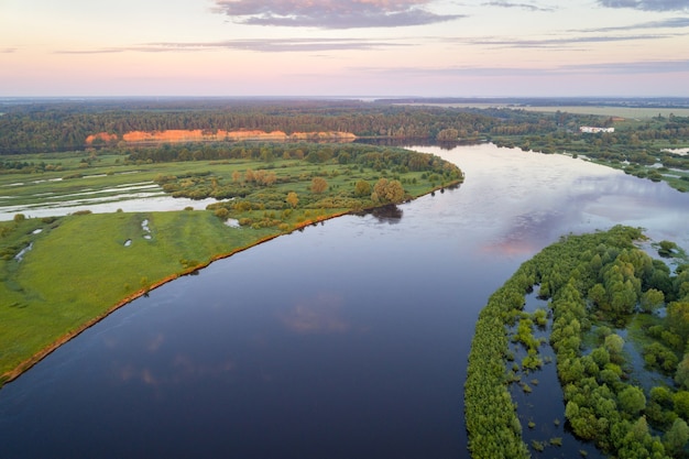 De rivier de Dnjepr (Dniapro) in Wit-Rusland bij een dageraad
