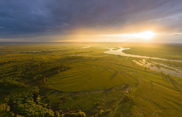 De rivier de Dnjepr (Dniapro) in Wit-Rusland bij een dageraad