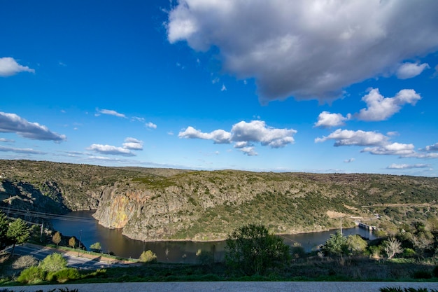 De rivier de Duero vormt een kloof in zijn cauce