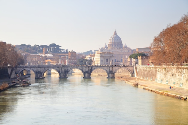 De rivier de tiber en de basilica di san pietro in rome, italië