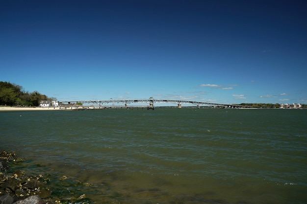 De rivier de York en het strand in Yorktown Virginia met uitzicht op de Coleman Bridge en de Chesapeake Bay