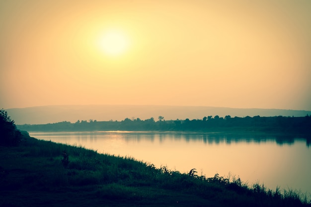 Foto de rivier en de bergen bij zonsondergang