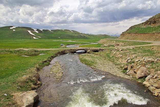 De rivier in de bergen van de Kaukasus, Armenië