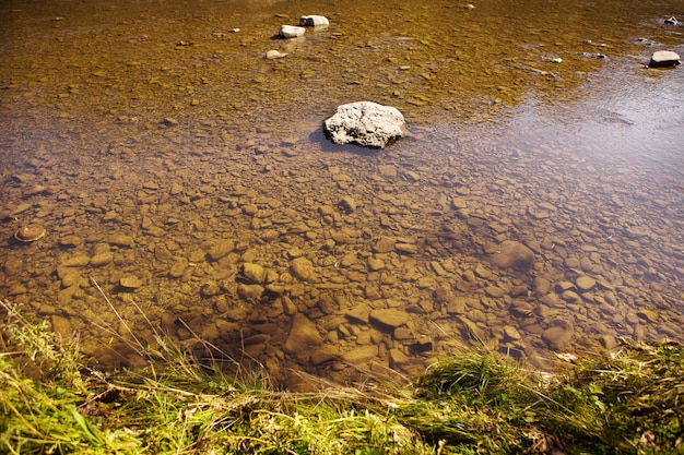 De rivier in de Karpaten, allemaal in de rotsen is schoon en zeer helder water, het bovenaanzicht