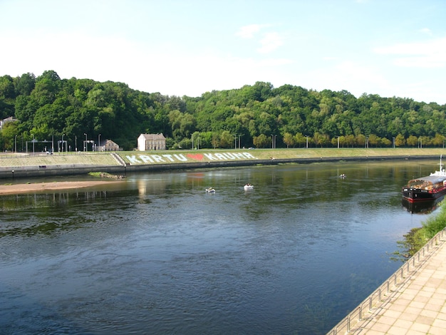 De rivier in de stad Kaunas, Litouwen