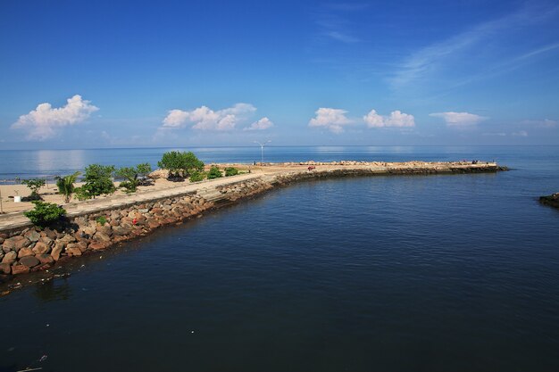 De rivier in de stad Padang, Indonesië