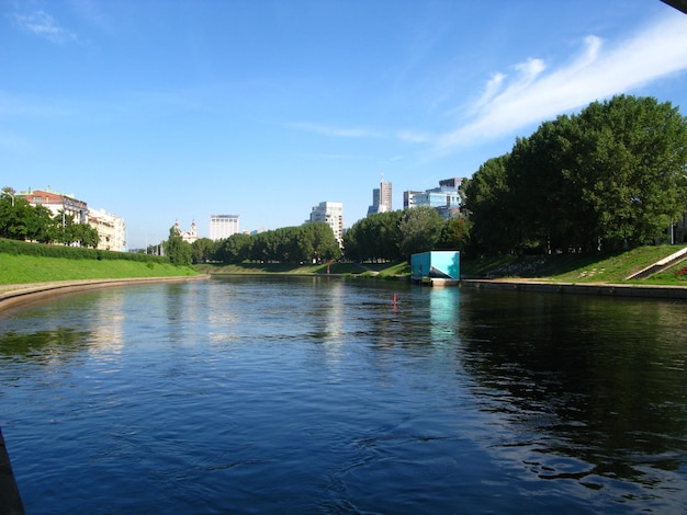 De rivier in de stad vilnius, litouwen