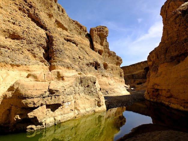 De rivier in sesriem canyon in namib woestijn sossusvlei namibië