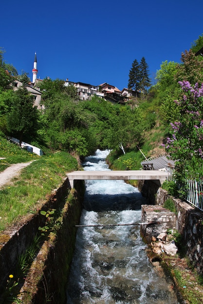 De rivier in Travnik, Bosnië en Herzegovina