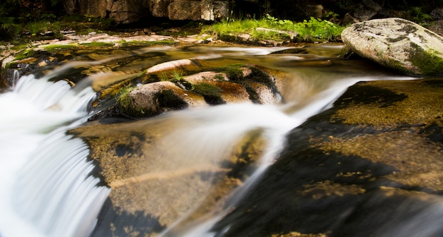 De rivier met blured water