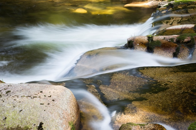 De rivier met blured water