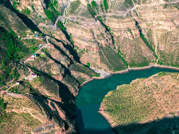 De rivier op de bodem van de kloof. Sulakcanion, Dagestan, Kaukasus, Rusland. Luchtfoto.