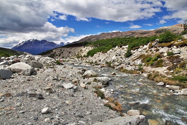 De rivier sluit Fitz Roy, El Chalten, Patagonië, Argentinië