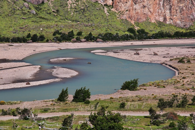 De rivier sluit Fitz Roy in El Chalten, Patagonië, Argentinië