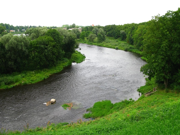 De rivier sluit het Bauska-kasteel in het land van Letland