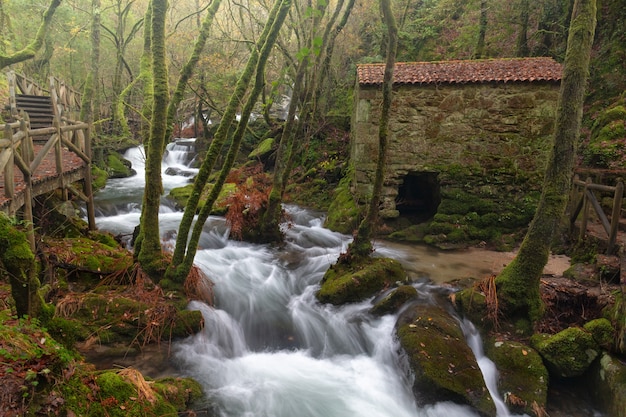 Foto de rivier valga is een rivier van de provincie pontevedra, galicië, spanje.